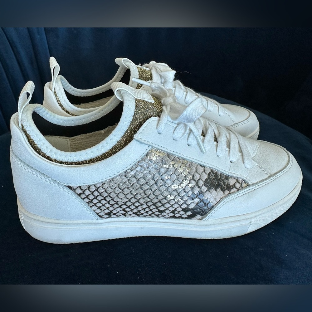 Steve Madden sneakers- like new. Size 7